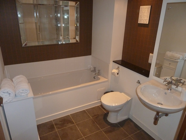 The Lovat Apartment Bathroom